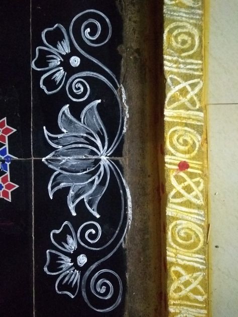 Border Alpona Designs Simple, Muggulu Side Borders, Alpona Design Simple, Muggu Border Designs, Line Rangoli Design, Jhuti Designs, Side Muggulu Designs, Simple Muggulu Designs, Muggulu Design Simple