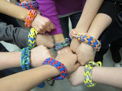 Mini Matisse: Loop Bracelets http://minimatisse.blogspot.com Loop Bracelets, Finger Weaving, Potholder Loom, Loom Craft, Loom Jewelry, Potholder Patterns, Operation Christmas Child, Plan Ideas, Quick Crochet