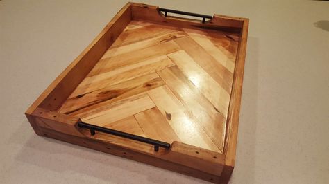 This is a herringbone patterned serving tray made from pallet wood.  #Chevron, #RecyclingWoodPallets, #TraysForServing Pallet Serving Trays, Wood Pallet Bed Frame, Pallet Tray, Wood Pallet Crafts, Wood Pallet Beds, Wood Pallet Tables, Pallet Home Decor, 1001 Pallets, Wood Pallet Signs