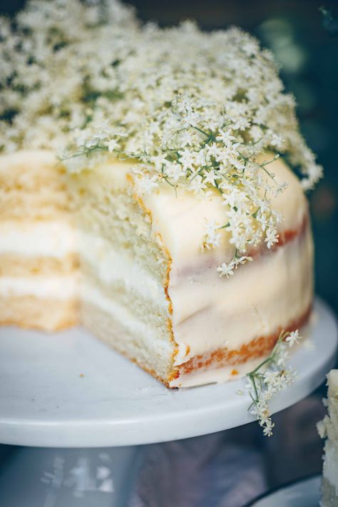 Buttercream Cake with elderberry syrup | vegan - Klara`s Life Elderberry Cake Recipes, Elderberry Dessert, Elderberry Dessert Recipes, Elven Cottage, Elderberry Cake, Elderflower Cake, Elderflower Syrup, Syrup Cake, Elderberry Syrup