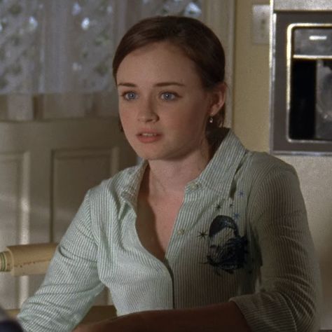 rory gilmore Rory Gilmore Ponytail, Gilmore Girls Seasons, Alexis Bledel, Rory Gilmore, Healthy Lifestyle Inspiration, Blue Shirt, Gilmore Girls, Straight Hairstyles, Hair