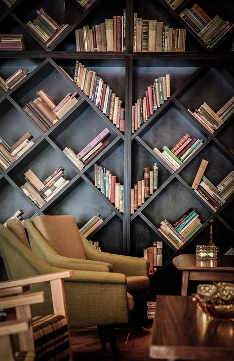 A cozy reading nook in Tel Aviv, Israel [1200 × 1850] Books On Shelves, Phoebe Howard, Urban Hotels, Bibliotheque Design, Gifts Homemade, Library Room, Decor Eclectic, Home Library Design, Screen Layout