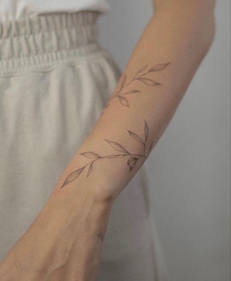 Tattoo Tour, Vines Tattoo, Arm Wrap Tattoo, Wrap Around Wrist Tattoos, Around Arm Tattoo, Wrap Around Tattoo, Tato Minimal, Wrap Tattoo, Discreet Tattoos