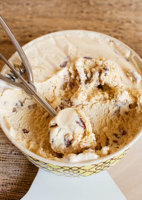 Brown Butter Pecan Ice Cream // lickmyspoon.com Tasty Ice Cream, Butter Pecan Ice Cream, Pecan Ice Cream, Nice Recipes, Ice Cream Base, Rum Raisin, Best Butter, Butter Pecan, Toasted Pecans