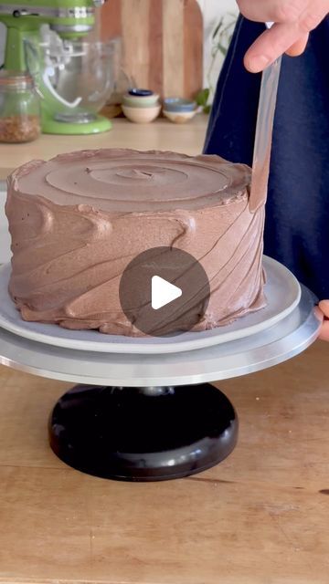 Dan Langan on Instagram: "This homestyle frosting technique has become one of my favorite buttercream finishes. Start with a smooth, airless buttercream that spreads easily. I like to microwave the buttercream in 3-4 second intervals, stirring well after each, until the buttercream is the consistency of mayonnaise. Don’t make it too melty- though if you do you can let it sit until it firms up again. Frost the cake with a generous layer of buttercream, I go just under a 1/2” thick for this technique. After the base coat is added, press your spatula into the center top and drag it outwards while turning the turntable. For the sides- use a diagonal spreading motion, starting from the base of the cake and going up to the top edge, all while slowly rotating the turntable. TIPS: start with cold Butter Icing Cake Designs, Beer Barrel Cake, Buttercream Techniques, Decorating Desserts, Chocolate Swiss Meringue Buttercream, Cake Designs For Boy, Buttercream Frosting Cake, Barrel Cake, Frosting Techniques