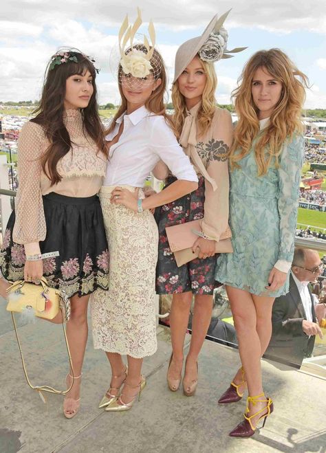 A style guide to help visitors decide on what to wear to the world famous horse… Horse Race Outfit, Derby Party Outfit, Derby Day Party, Ladies Day Outfits, Kentucky Derby Party Outfit, Kentucky Derby Outfit, Kentucky Derby Fashion, Derby Attire, Race Day Fashion