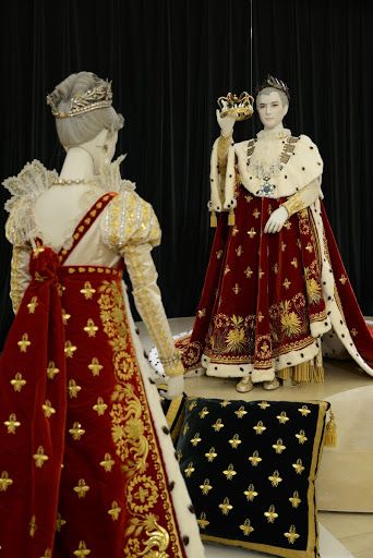 1804 Empress Josephine's Coronation Robes Replica | Kobe Fashion Museum Elizabethan Theatre, 17th Century Clothing, Gaun Abad Pertengahan, 17th Century Fashion, Late Period, Century Dress, Period Dress, Period Outfit, Century Clothing