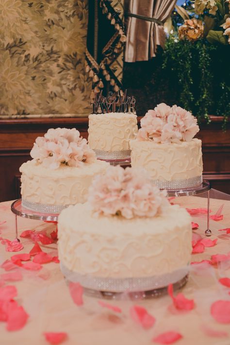 Wedding Cakes Tiers Separate, Wedding Cakes Separate, Quince Cake Separate, Separated Wedding Cakes, Wedding Cakes Separate Tiers, Separate Wedding Cakes, Filipiniana Wedding Dress, One Tier Cake, Filipiniana Wedding