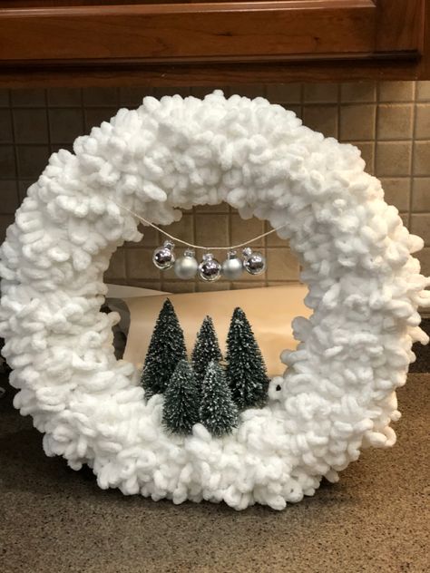 Loopy Yarn, Holiday Wreaths Diy, Christmas Ornament Wreath, White Wreath, Xmas Wreaths, Holiday Crafts Christmas, Christmas Ornament Crafts, Christmas Crafts Decorations, Wonderful Time Of The Year