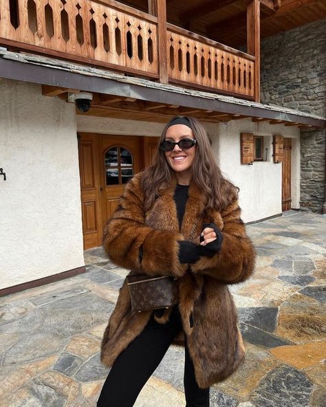 Brown Fur Jacket Outfit, Switzerland Outfit, Emma Leger, Brown Fur Jacket, Fur Jacket Outfit, Verbier Switzerland, Minimalism Clothes, Apres Ski Outfits, Cold Weather Outfits Winter