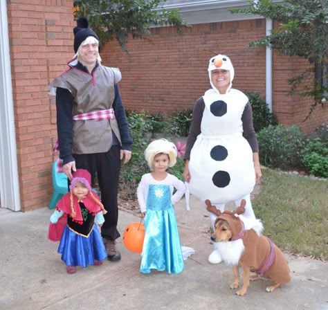 Family costume frozen, elsa, olaf, anna, kristoff and sven dog costume Frozen Costume Ideas, Costume Ideas For Family, Halloween Costumes Family, Frozen Halloween Costumes, Kristoff And Sven, Olaf Halloween Costume, Frozen Halloween, Olaf Costume, Anna Kristoff