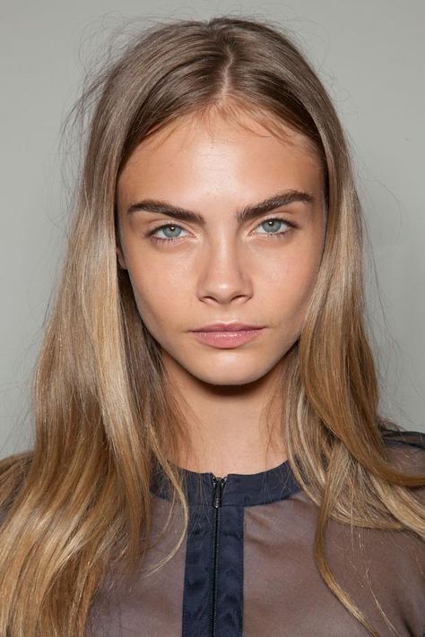 Dark Eyebrows Light Hair, Cara Delevingne Photoshoot, Cara Delevingne Hair, Dark Eyebrows, Angry Girl, Hair Icon, Dark Blonde Hair, Dark Blonde, Light Hair