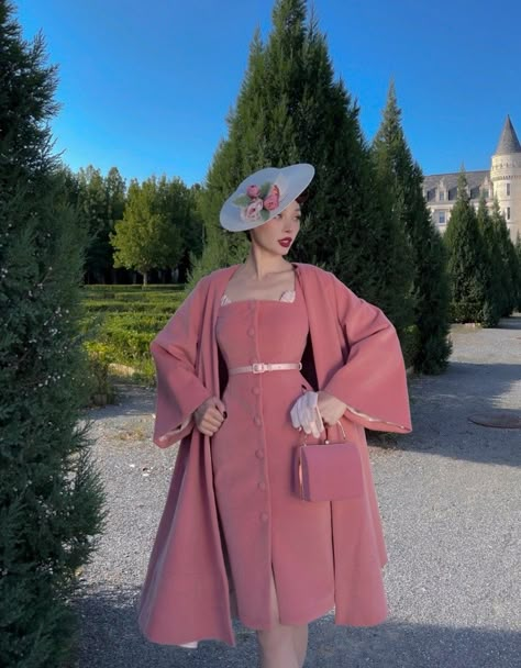 2021 Elegant Dresses Classy, Vintage Inspired Outfits, Wiggle Dress, Looks Chic, Fashion Design Clothes, 1950s Fashion, Mode Vintage, Coat Fashion, Vintage Pink