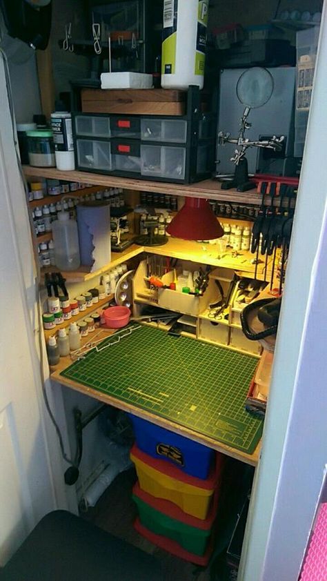 Garage Work Space, Workshop Desk Ideas, Dakboard Ideas, Workbench Aesthetic, Diy Desk Storage, Cosplay Workspace, Mini Art Studio, Electronics Workspace, Maker Station