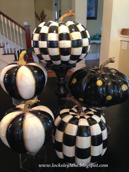 Mackenzie Childs inspired painted pumpkins--how awesome did they turn out?! This is such a thirty way to make amazing fall decor that will last for years to come. Love :) Black And White Pumpkins, Mackenzie Childs Diy, Deco Fruit, Mackenzie Childs Inspired, Mckenzie And Childs, Pumpkin Topiary, Adornos Halloween, Glitter Pumpkins, Fall Halloween Decor