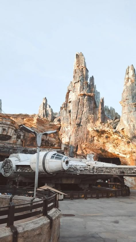 #batuu #milleniumfalcon #starwars #galaxysedge #disney #disneyworld #hansolo #chewbacca #smugglersrun Star Wars Batuu, Trip Manifestation, Never Tell Me The Odds, Disney Scenes, Disneyland Star Wars, Galaxy Edge, Disney Wall Art, Star Wars Planets, San Myshuno