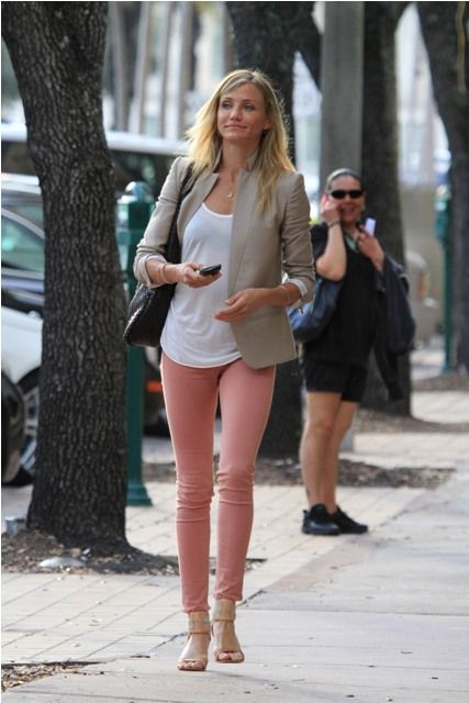 These are the perfect pink pants that I've been pursuing. Forever. The trend will be over by the time I find them, but I won't care. Play Clothes, Cameron Diaz, Pink Pants, Mode Inspiration, Home Fashion, Primavera Estate, Look Fashion, Passion For Fashion, Juicy Couture