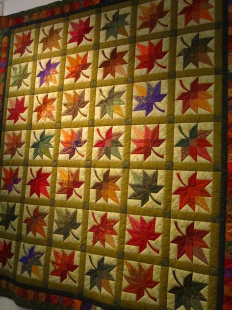 Maple Leaf Quilt Block - Free Pattern Colchas Country, Maple Leaf Quilt, Canadian Quilts, Leaf Quilt, Colchas Quilting, Fall Quilt Patterns, Quilt Modernen, Fall Quilts, Tree Quilt