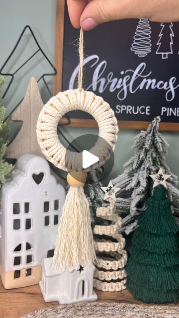 Macrame Curtain Holder Tutorial, Easy Diy Boho Christmas Ornaments, Wooden Bead Decorations, Wooden Ring Macrame Ideas, Macrame Cord Storage Ideas, Wood Ring Ornaments Diy, Macrame Wooden Ring Diy, Curtain Ring Crafts Ideas, Christmas Ornament Macrame