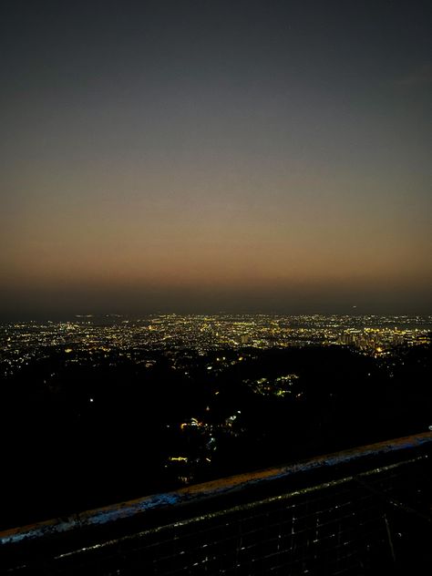 captured this when we went to the mountains of cebu,Philippines while chillin with my friends 🍻 Busay Cebu City Lights, Cebu City Lights, Cebu Philippines, Cebu City, To The Mountains, With My Friends, Night Aesthetic, Cebu, City Lights