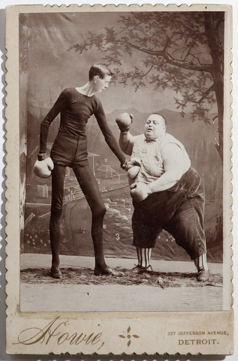 10 Vintage Freak Show Photos - Gallery Old Circus, Human Oddities, Weird Vintage, Creepy Vintage, Creepy Photos, Vintage Circus, Trik Fotografi, Photo Vintage, Weird And Wonderful