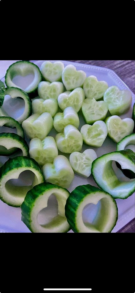 Food Inspo For Birthday, Cute Healthy Snacks Aesthetic, Sleepover Snacks Healthy, Spa Food Ideas, Aesthetic Snacks Healthy, Cucumber Hearts, Cute Healthy Snacks, Spa Snacks, Cute Healthy Food