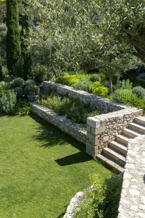 Cascade garden in the historical center of a Provençal village - Bosc Architectes à St Rémy de Provence Carport Garden Ideas, Farm Yard Ideas, Provencal Garden, Cascade Garden, Olive Trees Landscape, Roman Garden, Parterre Garden, Landscaping A Slope, Provence Garden