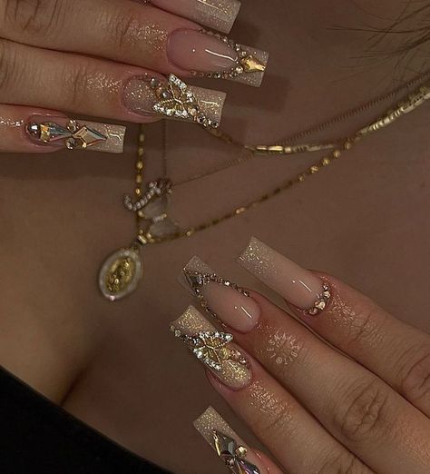 Md Nail Ideas, Quince Nails Gold, Birthday Nail Designs Bling, 18th Birthday Nails Ideas, Gold Bling Nails, Buchona Nails, Nail Gold, Sophisticated Party, Champagne Nails