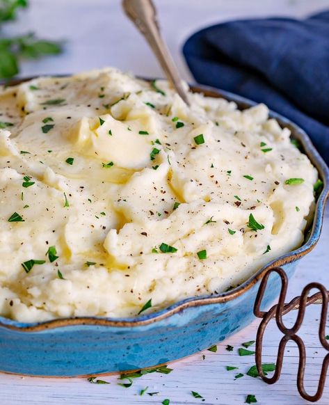 These Mashed Potatoes are my favorite side dish of all time. Fluffy, creamy and rich, this easy mashed potatoes recipe is sure to become a family favorite! This easy to follow recipe produces the best mashed potatoes you've ever tried! // Mom On Timeout #mashedpotatoes #mashedpotatoesrecipe #potatoes #recipe #easymashedpotatoes #thanksgiving #christmas #creamy #fluffy Baked Cauliflower Bites, Mashed Potatoes Recipe Easy, بطاطس مهروسة, The Best Mashed Potatoes, Mom On Timeout, Thanksgiving Food Sides, Homemade Mashed Potatoes, Best Mashed Potatoes, Mashed Potatoes Recipe