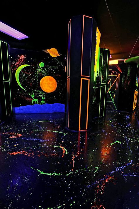 Laser Game, Glow In Dark Party, Fluorescent Paint, Black Paint Color, Club Decoration, Dark Party, Neon Room, Glowing Art, Cool Backgrounds Wallpapers