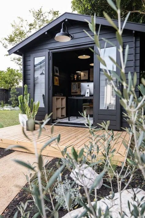 10+ Practical & Affordable Backyard Office Ideas Backyard Salon, Office Sheds Backyard, Kids Shed, Backyard Office Shed, Small Summer House, Black Shed, Office Shed, Shed Makeover, Shed Office