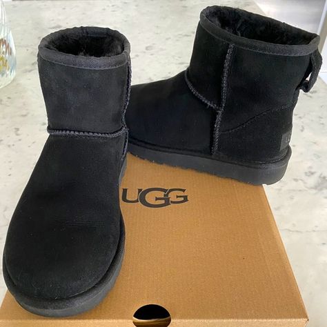 UGG Classic Mini II in Black Ugg Classic Black, Streetwear Baddie, Classic Mini Ii Boot, Uggs Black, Ugg Classic Mini Ii, Black Ugg Boots, Streetwear Girl, Ugg Mini, Notes Art