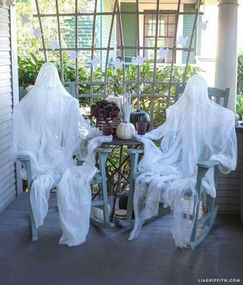 Patio ghosts Halloween Porch Decorations Diy, Outdoor Halloween Parties, Halloween Outdoor Decoration, Elegant Halloween Decor, Halloween Porch Sign, Uhyggelig Halloween, Halloween Diy Outdoor, Hallowen Ideas, Halloween Classroom