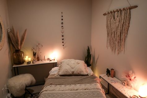 Reiki Room Decor, Healing Room Decor, Home Massage Room, Healing Room Ideas, Zen Rooms, Spa Room Ideas, Massage Room Decor, Home Yoga Room, Nyc Rooms