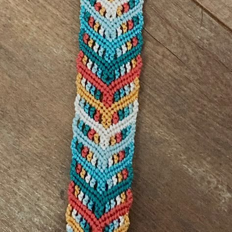 Fishbone Bracelet Pattern, Fishbone Friendship Bracelet, One Color Friendship Bracelet, Woven Bracelets Pattern, Normal Pattern Bracelet, Bracelet Book Patterns, Camp Bracelets, Yarn Friendship Bracelets, Brazilian Bracelet