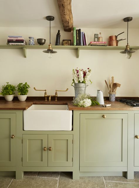 Country Kitchen Sink, Cottage Kitchen Decor, Cottage Kitchen Cabinets, Country Kitchen Designs, Rustic Kitchen Cabinets, Green Kitchen Cabinets, Cottage Kitchens, Green Cabinets, Stylish Kitchen