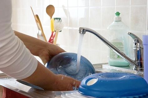 How to HANDWASH Dishes CORRECTLY! Concrete Repair Products, Diy Dish Soap, Eco Cleaning, Homemade Cleaning Products, Stainless Steel Dishwasher, Ball Jars, Cleaners Homemade, Dishwashing Liquid, Kitchen On A Budget