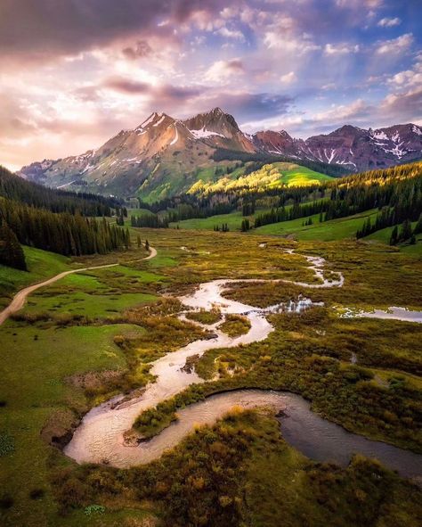 Colorado's beauty shines with its rugged Rocky Mountains 🏔️, expansive plains 🌾, and vibrant wildflowers 🌸. Pristine lakes 🏞️, dense forests 🌲, and stunning red rock formations 🏜️ create a diverse landscape. Perfect for outdoor adventures and breathtaking views. 🌅✨ .  .  .  📍 City :  Colorado 🇺🇸  📌 𝐂𝐨𝐮𝐧𝐭𝐫���𝐲 : USA 🇺🇸  📷 @connography_ .  .  . 🐾 𝐅𝐨𝐥𝐥𝐨𝐰 @roamingworldofficial for more stunning photos 🐾  .  .  Tag 👥 someone with whom you would like to visit. Rocky Mountain Landscape, Plains Landscape, Futuristic City, Rock Formations, Red Rock, Beautiful Nature Scenes, Heaven On Earth, Mountain Landscape, Nature Scenes