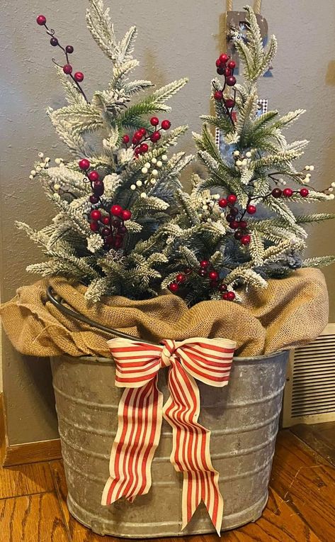 Ideas Decoracion Navidad, Natural Wood Accents, Primitive Christmas Decorating, Christmas Decor Trends, Diy Christmas Wreath, Christmas Decorations Centerpiece, Christmas Planters, Christmas Floral Arrangements, Country Christmas Decorations