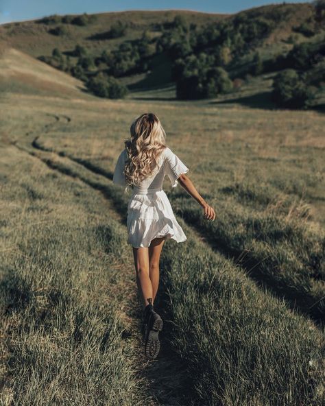 KYLIE KATICH on Instagram: “Mountains arent just funny... they’re HILL-areas. 🌼🍃” Kylie Katich Photography, Photoshoot Mountains, Kylie Katich, Individual Photoshoot, Interesting Poses, Whimsical Photoshoot, Running Pose, Blogger Poses, Mountain Aesthetic