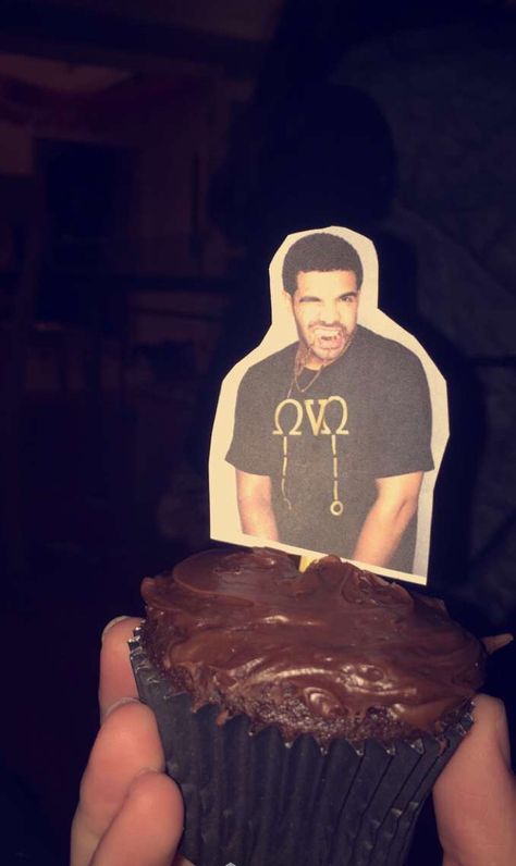 DRAKE CUPCAKE Drake Bday Party, Drake Cupcakes, Drake Birthday Cake, Drake Party, Drake Birthday, Drake Birthday Party, Drake Cake, Drake's Birthday, Old Drake