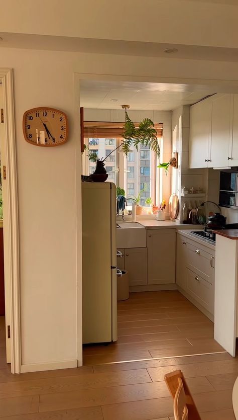 Cottage Core Apartment Kitchen, Nyc Small Kitchen, Cozy Kitchen Apartment, Cosy Kitchen Aesthetic, Dream Apartment Kitchen, Small House Aesthetic, Dakota Johnson Kitchen, Kitchen Aesthetic Cozy, Small Kitchen And Living Room Combo