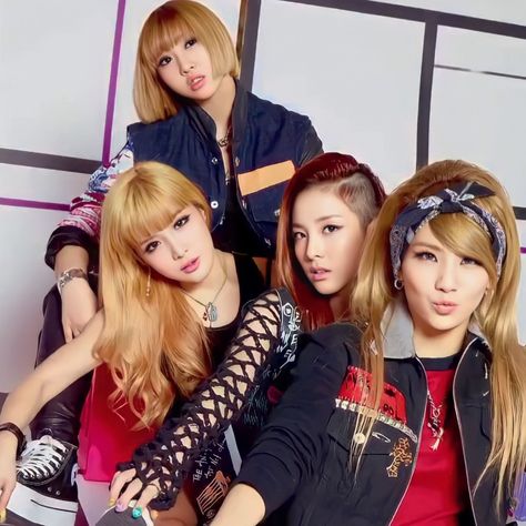 2ne1 Group Photo, Heart Photoshoot, Korean Group, Group Photo, Group Photos, Yg Entertainment, Boy Groups, Girl Group, Black Pink