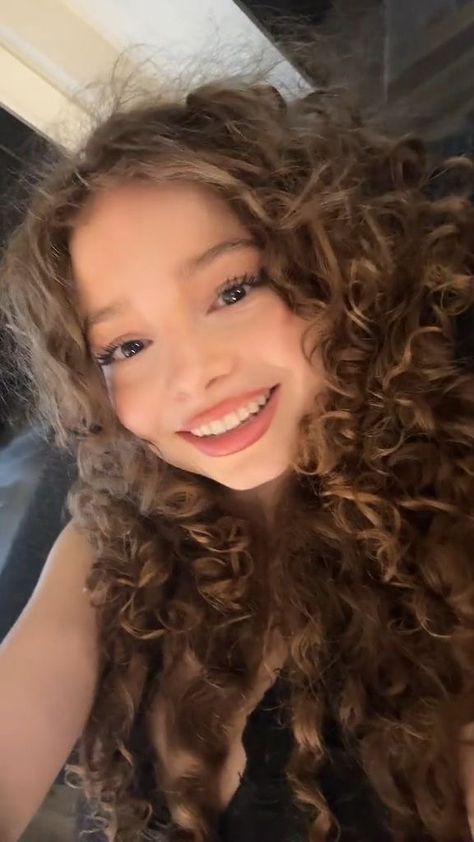 Sunday Kalogeras, Kalogera Sisters, Famous Sisters, Kalogeras Sisters, Girly Makeup, Female Role Models, Fav Youtubers, Curly Girl Hairstyles, Curly Hair Tips