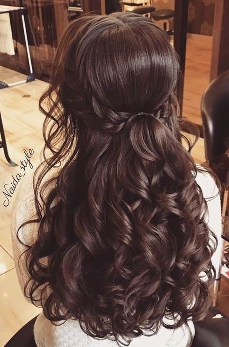 Medium Hair Quinceanera Hairstyles, Hairstyles For Bautizo, Birthday Hairstyles Sweet 16, Hairstyles For Big Events, Quinceanera Short Hairstyles, Updo Quinceanera Hairstyles, Hair Sweet 16, Half Up Half Down Hair Quinceanera, Curly Quince Hairstyles