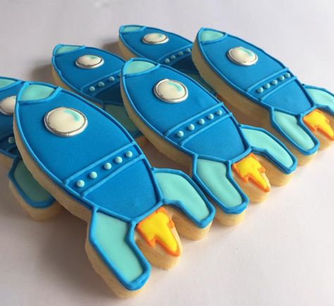 Rocket ship sugar cookies ready for liftoff!! 🚀 Design inspired by @oakavenuecookies ☺ Rocket Cookies, Animal Print Cookies, Outer Space Cookies, Ship Cookies, Space Cookies, Royal Frosting, Royal Cookies, Cookies Design, Shipping Cookies