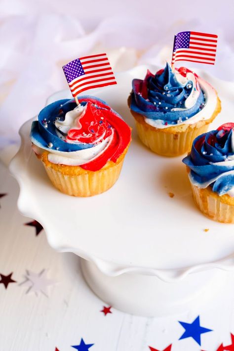 American Flag Cupcakes, Usa Party Theme, Usa Cupcakes, 4th Of July Dessert Ideas, Flag Cupcakes, July Vibes, American Cupcakes, 4th Of July Cupcakes, Usa Cake