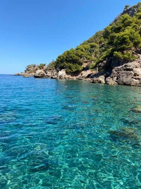 Summer vibes en el mar mediterraneo, aguas cristalinas y turquesas en la costa de mallorca Serra Core, Europe Core, Coastal Academia, Ocean And Sunset, Season Pictures, Sea Vibes, Cold Showers, Grad Trip, Exotic Vacations