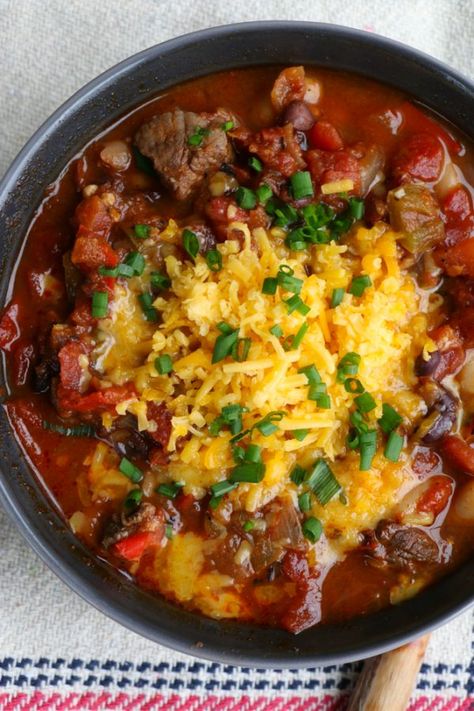 Game Day Steak Chili! Use beef sirloin, flank steak or any cut of steak and you've got yourself one bowl of hearty deliciousness! I hope you try this! Sirloin Chili, Steak Chili Recipe, Steak Chili, Chili Chili, Crockpot Chili, Beef Sirloin, Sirloin Steaks, Flank Steak, Chili Recipe