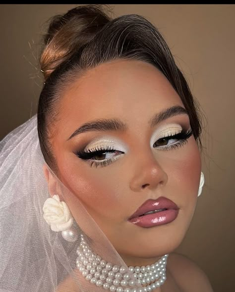 Makeup That Goes With White Dress, Makeup Wedding Looks Brides, Makeup Ideas For White Outfit, Angel Glam Makeup, Eyeshadow Looks For Big Eyes, Unique Wedding Makeup Looks, Eye Makeup For White Outfit, Winter Wedding Makeup Looks, Classy Christmas Makeup